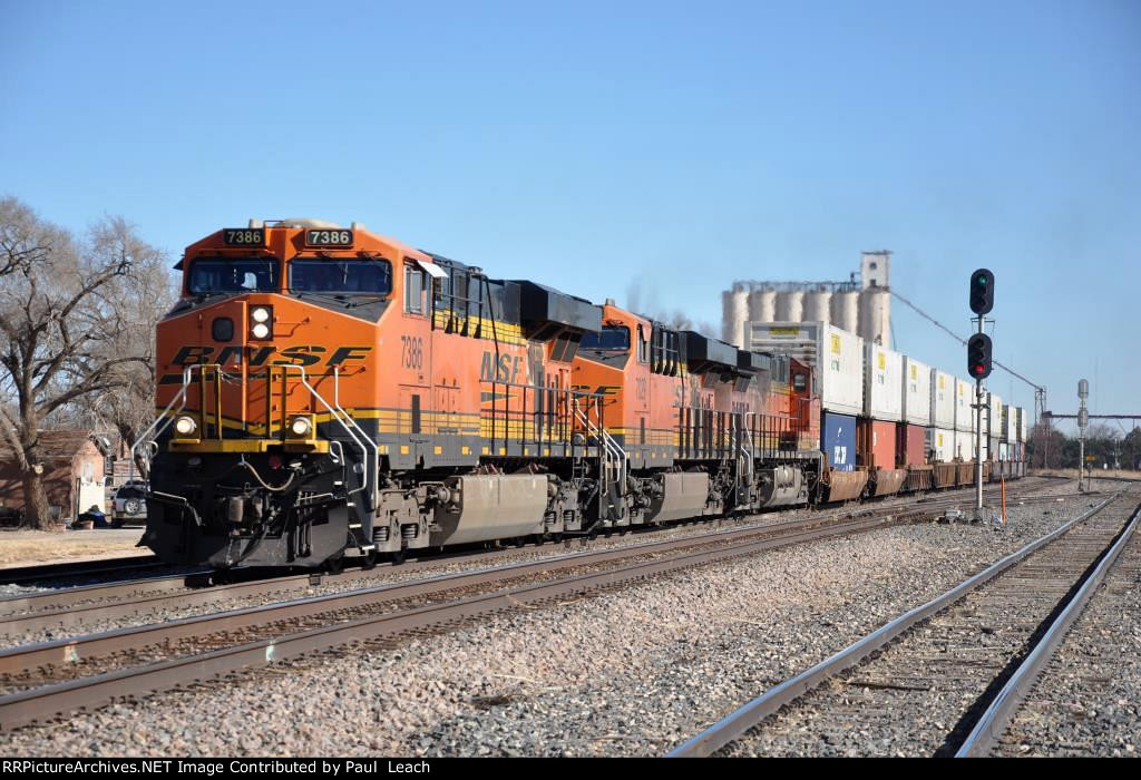 Intermodal rolls west through the curve